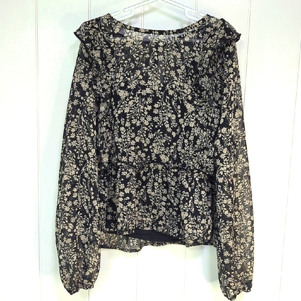 ❤️5/$25 Floral Black and White Ruffle Top